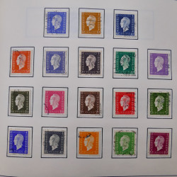 Collection timbres du monde classique neufs et oblitérés en un album.