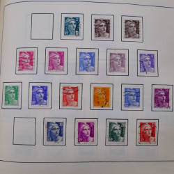 Collection timbres du monde classique neufs et oblitérés en un album.