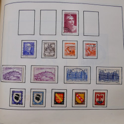 Collection timbres du monde classique neufs et oblitérés en un album.