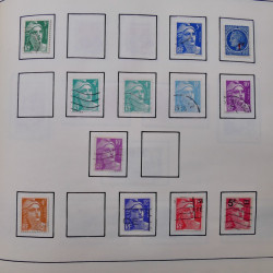 Collection timbres du monde classique neufs et oblitérés en un album.