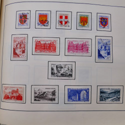 Collection timbres du monde classique neufs et oblitérés en un album.