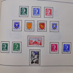 Collection timbres du monde classique neufs et oblitérés en un album.