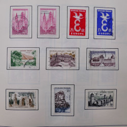 Collection timbres du monde classique neufs et oblitérés en un album.