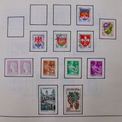 Collection timbres du monde classique neufs et oblitérés en un album.