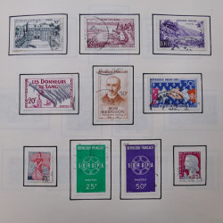 Collection timbres du monde classique neufs et oblitérés en un album.