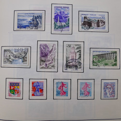 Collection timbres du monde classique neufs et oblitérés en un album.