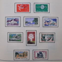 Collection timbres du monde classique neufs et oblitérés en un album.