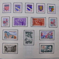 Collection timbres du monde classique neufs et oblitérés en un album.