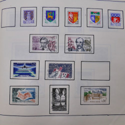 Collection timbres du monde classique neufs et oblitérés en un album.