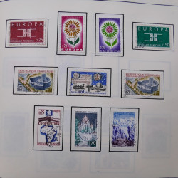 Collection timbres du monde classique neufs et oblitérés en un album.