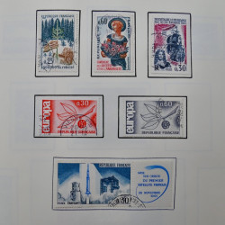 Collection timbres du monde classique neufs et oblitérés en un album.