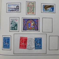 Collection timbres du monde classique neufs et oblitérés en un album.
