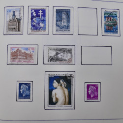 Collection timbres du monde classique neufs et oblitérés en un album.