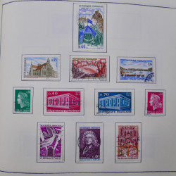 Collection timbres du monde classique neufs et oblitérés en un album.