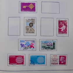Collection timbres du monde classique neufs et oblitérés en un album.