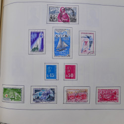 Collection timbres du monde classique neufs et oblitérés en un album.