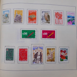 Collection timbres du monde classique neufs et oblitérés en un album.
