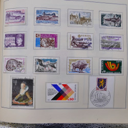 Collection timbres du monde classique neufs et oblitérés en un album.