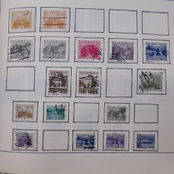 Collection timbres du monde classique neufs et oblitérés en un album.