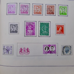 Collection timbres du monde classique neufs et oblitérés en un album.