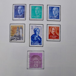 Collection timbres du monde classique neufs et oblitérés en un album.