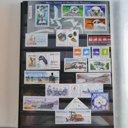 Lot de timbres de T.A.A.F. neufs** 2003-2017.