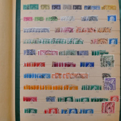 Vrac philatélique de timbres du monde en un carton.