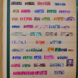 Vrac philatélique de timbres du monde en un carton.