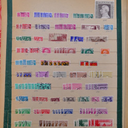 Vrac philatélique de timbres du monde en un carton.