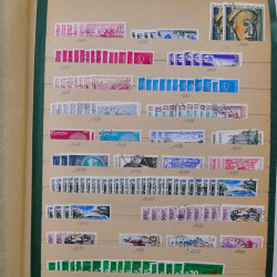 Vrac philatélique de timbres du monde en un carton.