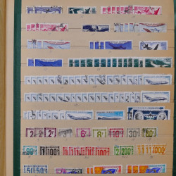 Vrac philatélique de timbres du monde en un carton.
