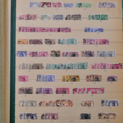 Vrac philatélique de timbres du monde en un carton.