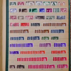 Vrac philatélique de timbres du monde en un carton.
