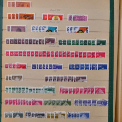 Vrac philatélique de timbres du monde en un carton.