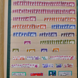 Vrac philatélique de timbres du monde en un carton.