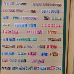 Vrac philatélique de timbres du monde en un carton.