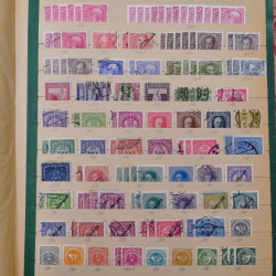 Vrac philatélique de timbres du monde en un carton.
