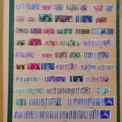 Vrac philatélique de timbres du monde en un carton.