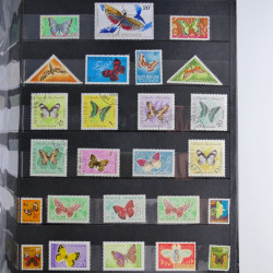 Vrac philatélique de timbres du monde en un carton.