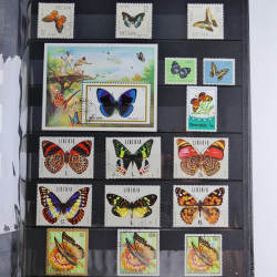 Vrac philatélique de timbres du monde en un carton.