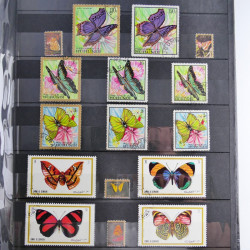 Vrac philatélique de timbres du monde en un carton.