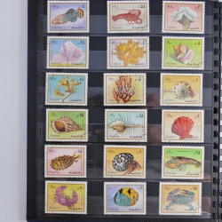 Vrac philatélique de timbres du monde en un carton.