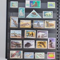 Vrac philatélique de timbres du monde en un carton.