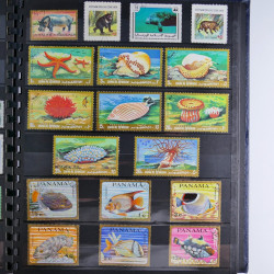 Vrac philatélique de timbres du monde en un carton.