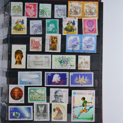 Vrac philatélique de timbres du monde en un carton.