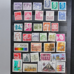 Vrac philatélique de timbres du monde en un carton.