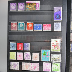 Vrac philatélique de timbres du monde en un carton.