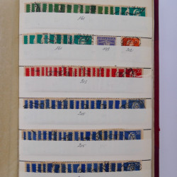Vrac philatélique de timbres du monde en un carton.