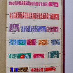 Vrac philatélique de timbres du monde en un carton.