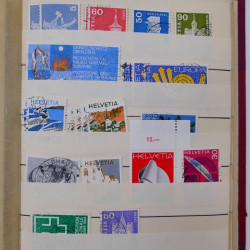 Vrac philatélique de timbres du monde en un carton.